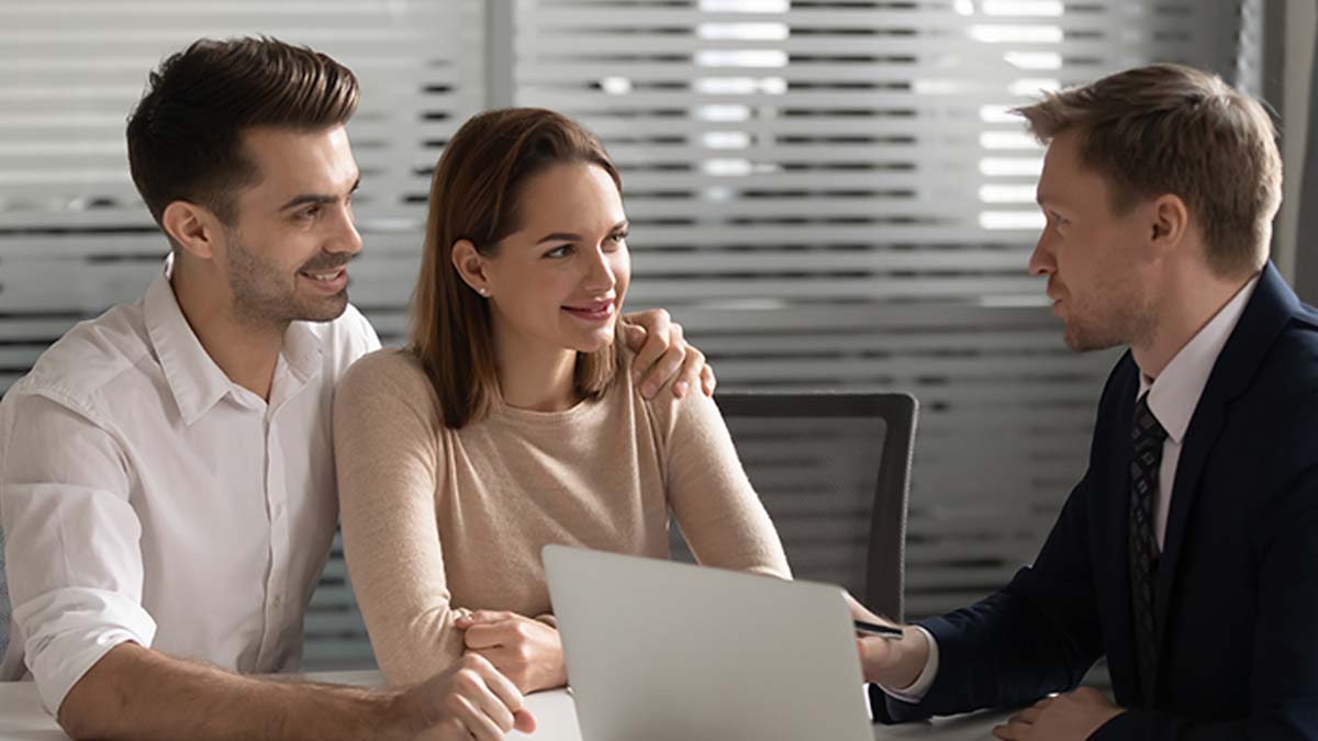 Casal a falar com um gestor do banco